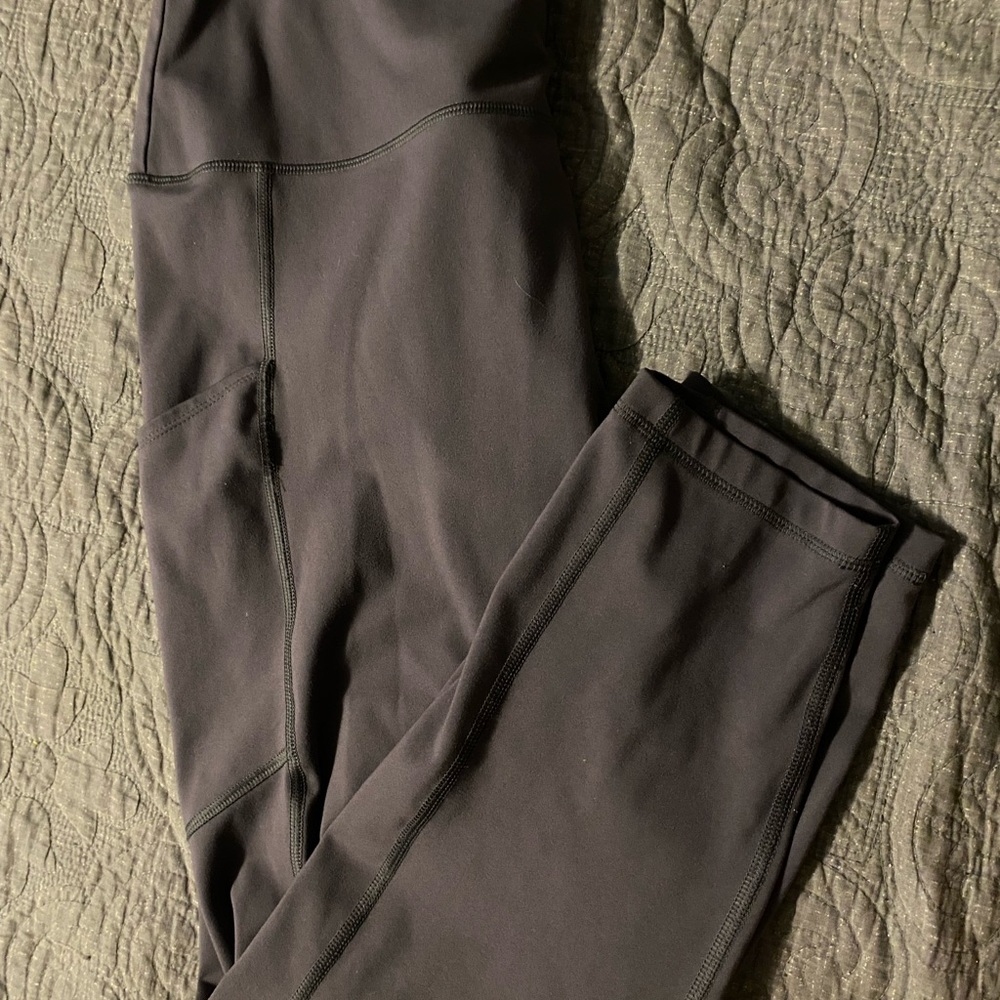 Woman’s gray American eagle leggings with pockets